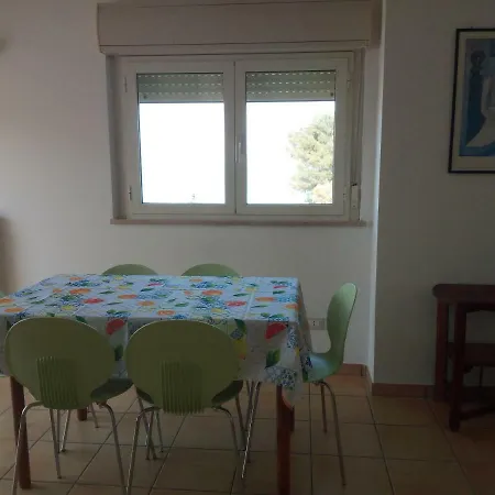 Su Due Piani A Due Passi Dal Mare A *